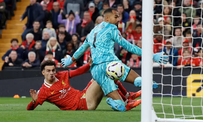 Tình huống Curtis Jones đệm cận thành nâng tỷ số lên 2-1. Ảnh: Reuters