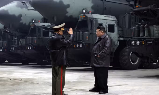 Lãnh đạo Triều Tiên Kim Jong-un tại một căn cứ tên lửa trong ảnh công bố ngày 23/10. Ảnh: KCNA