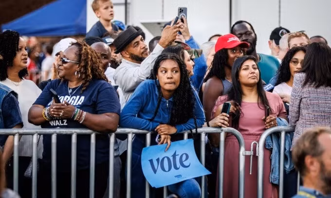 Những người tham dự cuộc vận động tranh cử của Phó tổng thống Kamala Harris ở Clarkston, Georgia, hôm 24/10. Ảnh: WSJ