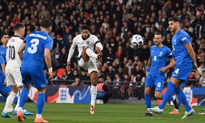Bellingham dứt điểm ở đầu trận Anh thua Hy Lạp 1-2 trên sân nhà Wembley ở lượt ba bảng B2 Nations League trên sân Wembley ngày 10/10. Ảnh: Reuters