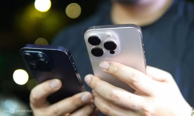 Một người dùng đang cầm iPhone 16 Pro mới mua để chuyển dữ liệu, hôm 27/9 tại Hà Nội. Ảnh: Lưu Quý