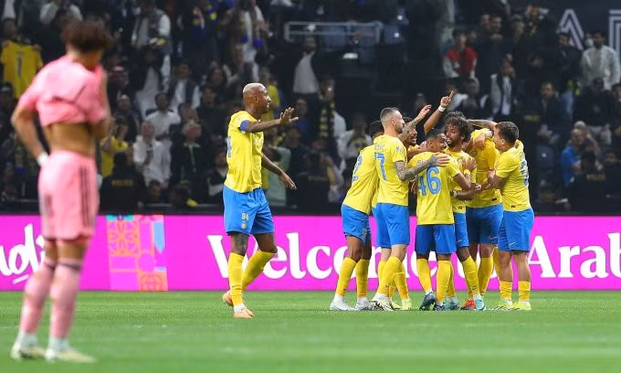 Cầu thủ Al Nassr (áo vàng) mừng bàn của trung vệ Aymeric Laporte vào lưới Inter Miami. Ảnh: ANFC
