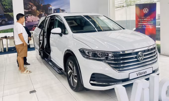 Khách hàng tham khảo một mẫu xe ở đại lí Volkswagen, quận 3, TP HCM. Ảnh: Hồng Tâm