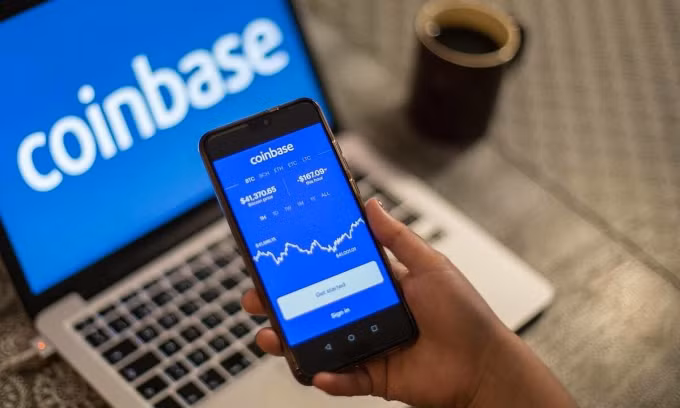 Giao diện ứng dụng Coinbase hiển thị trên smartphone. Ảnh: Reuters