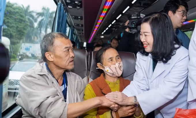 Bộ trưởng Đào Hồng Lan lì xì và chúc mừng bệnh nhân về quê ăn Tết, chiều 1/2. Ảnh: Lê Nga