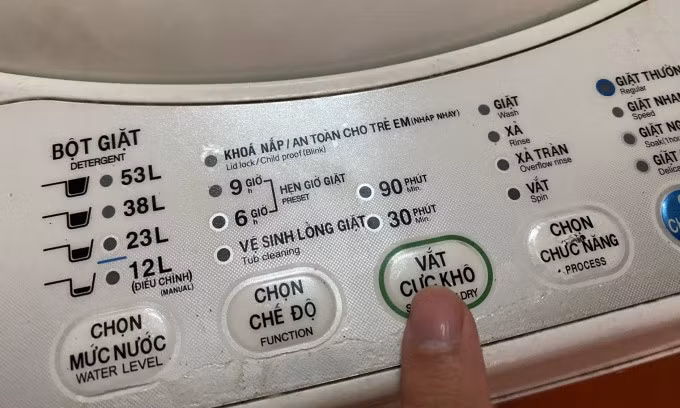 Bảng điều khiển trên một máy giặt lồng đứng. Ảnh: Hoàng Giang