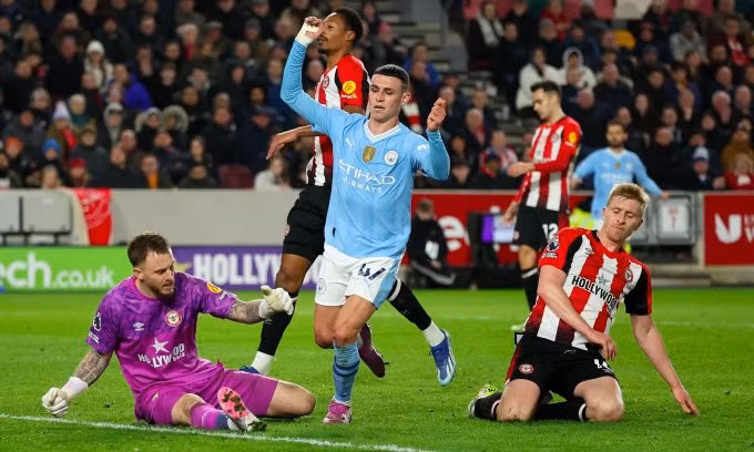 Foden mừng bàn vào lưới Brentford trên sân Gtech Community, Tây London, vòng 23 Ngoại hạng Anh tối 5/2/2024. Ảnh: Reuters