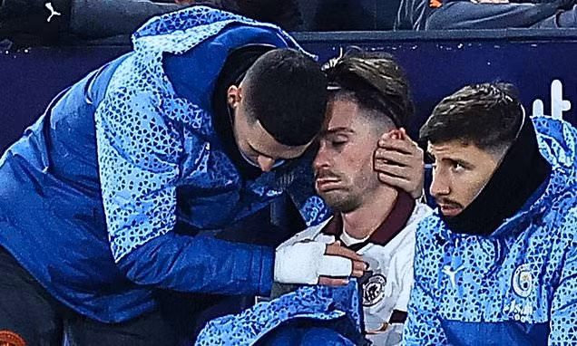 Grealish đau khổ khi rời sân.