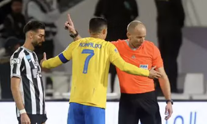 Ronaldo phàn nàn với trọng tài trong trận thắng của Al Nassr trên sân Al Shabab, thành phố Riyadh, Arab Saudi, vòng 21 Pro League tối 25/2/2024. Ảnh: AFP