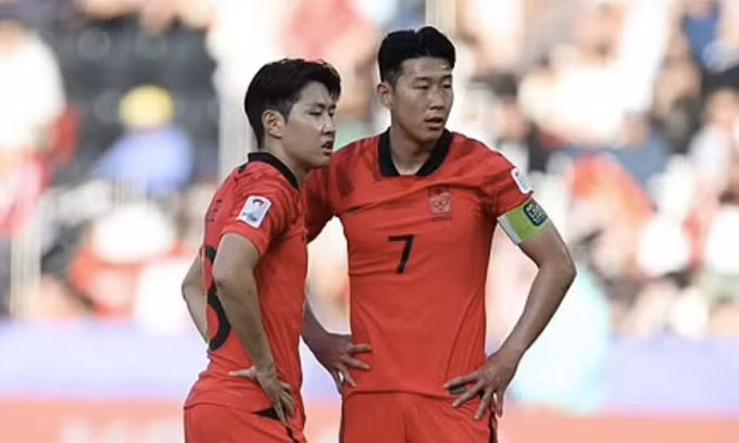 Lee Kang-in (trái) và Son Heung-min trước một quả phạt trực tiếp của Hàn Quốc tại Asian Cup 2023 ở Qatar tháng 1/2024. Ảnh: Xinhua