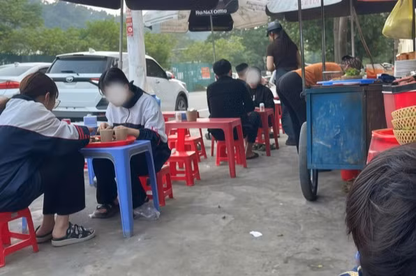 Học sinh ăn vặt tại các quán vỉa hè sau giờ học. Ảnh: Mai Hương.