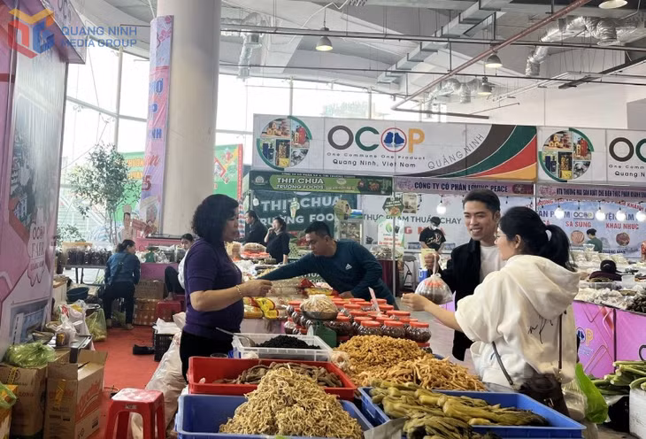 Người dân mua hàng tại Hội chợ OCOP Quảng Ninh - Xuân 2025.