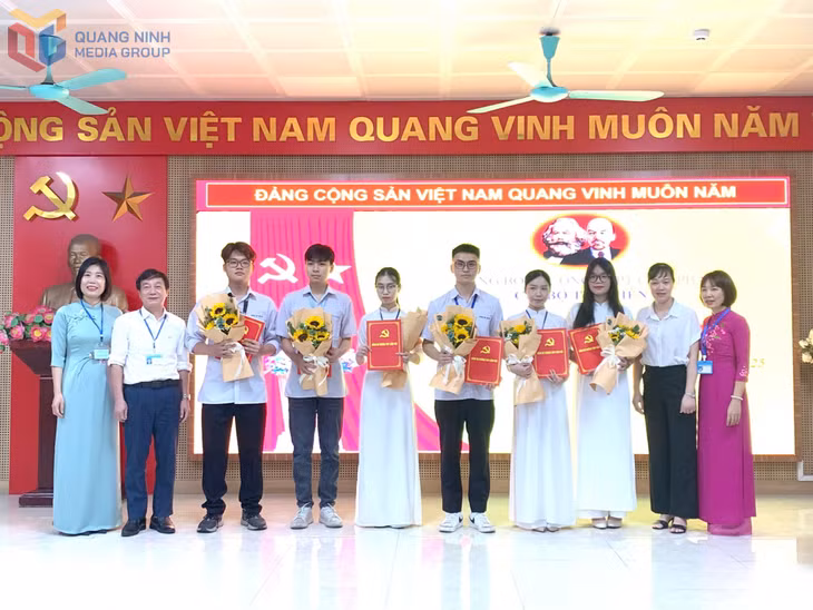 Kết nạp đảng viên là những quần chúng, học sinh ưu tú tại Trường THPT Cẩm Phả.