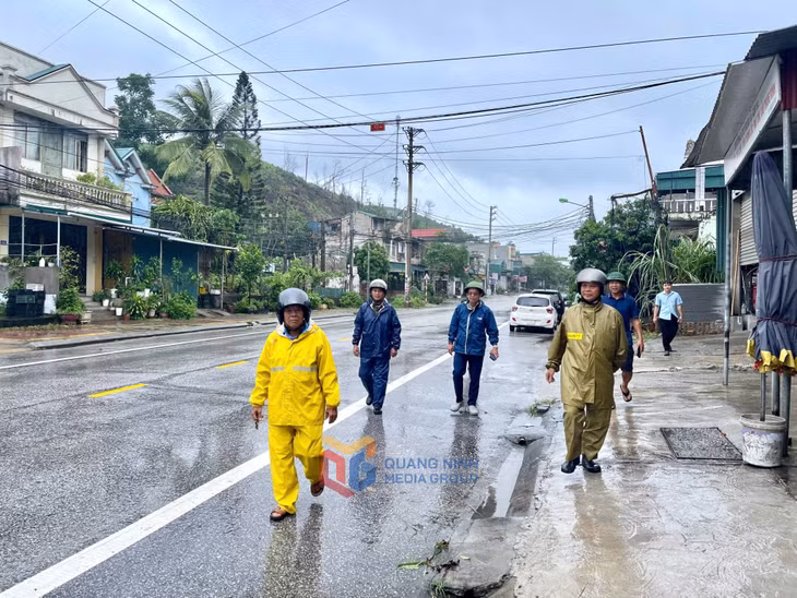 Lực lượng chức năng khu phố 8, phường Mông Dương rà soát các điểm có nguy cơ ngập úng, nâng cao cảnh giác cho người dân.