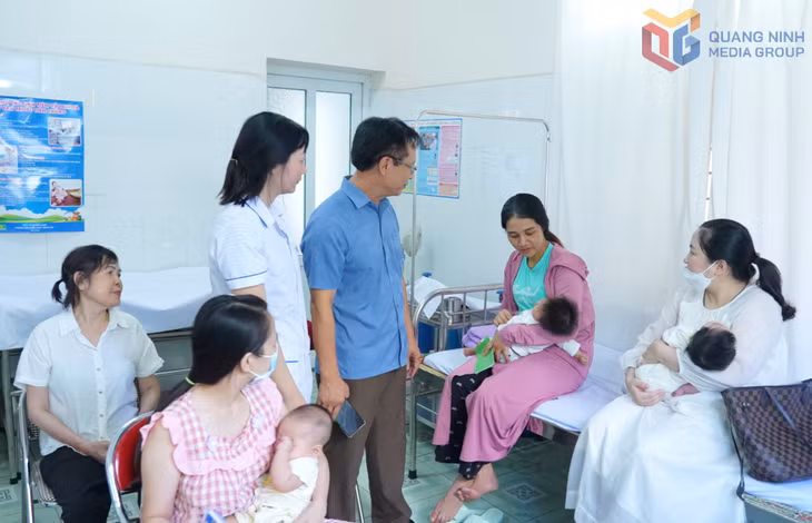 Lãnh đạo Trung tâm Y tế Hạ Long kiểm tra công tác tiêm chủng tại Trạm Y tế phường Hồng Gai.