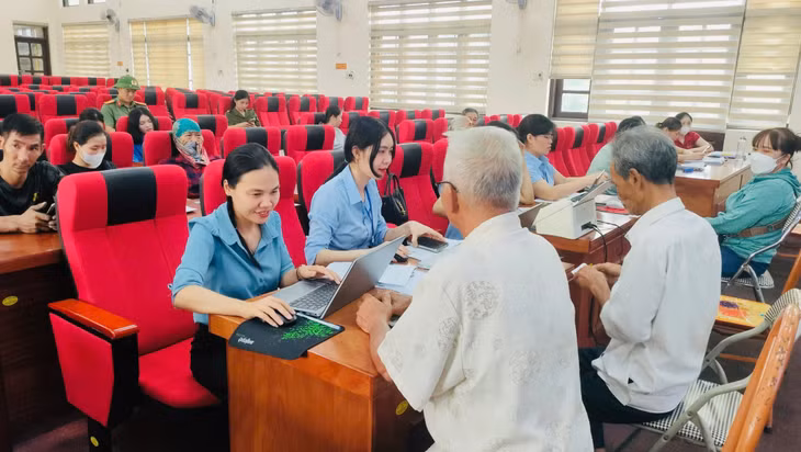 Cán bộ phường Hoàng Quế hỗ trợ người dân thực hiện các thủ tục hành chính.