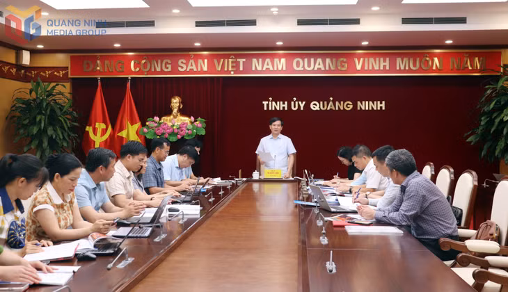 Đồng chí Vũ Quyết Tiến, Phó Bí thưTỉnh ủy phát biểu chỉ đạo tại buổi làm việc với Ban Thường vụ Đảng uỷ xã Tiên Yên.