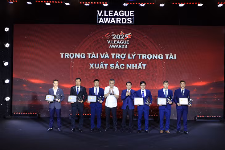 Trao thưởng cho các trọng tài xuất sắc