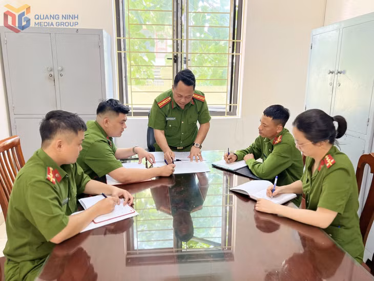 Công an phường Cao Xanh phân công nhiệm vụ tuần tra trên địa bàn.