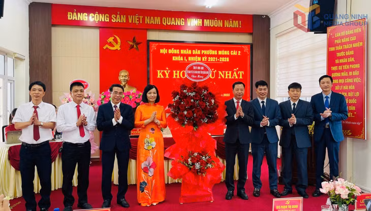 Đồng chí Lê Văn Ánh, Phó Chủ tịch HĐND tỉnh, tặng hoa chúc mừng Đảng bộ, HĐND, UBND phường Móng Cái 2.