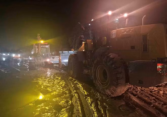 Sau nhiều ngày nỗ lực san gạt bùn đất, hiện tuyến Quốc lộ 7 độc đạo đi cửa khẩu Nậm Cắn qua nhiều xã miền tây Nghệ An đã thông tuyến lúc 22h26' đêm 25.7. Ảnh: Trần Tuấn.