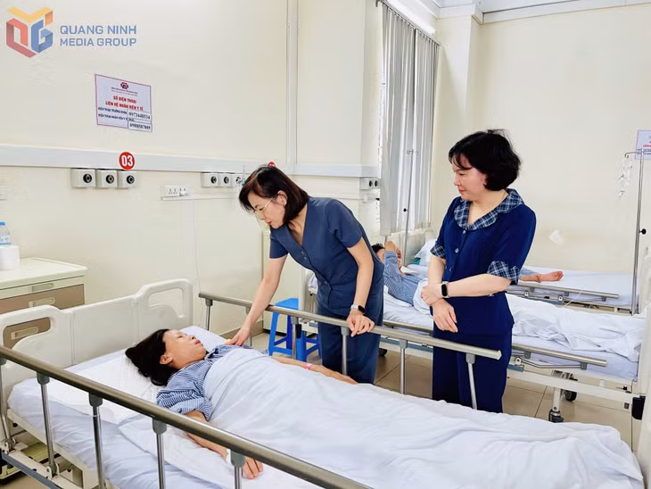 Đoàn công tác bày tỏ sự chia sẻ, cảm thông sâu sắc trước những mất mát của các nạn nhân cùng gia đình.