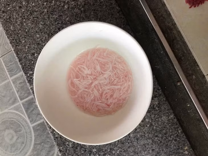 Mẫu bún đổi màu từ trắng sang đỏ ở Đà Nẵng - Ảnh: Người dân cung cấp
