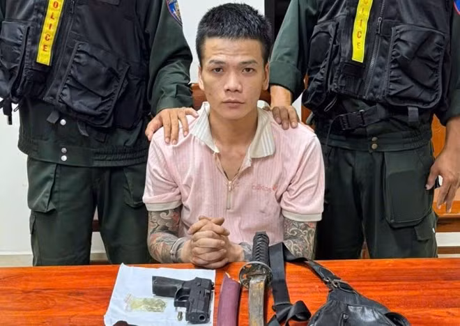 Súng, kiếm do Khánh mang theo. Ảnh: Công an phường Nam Đông Hà