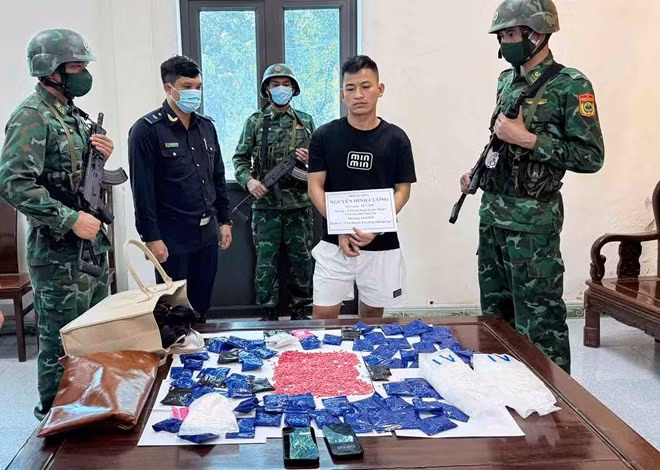 Đối tượng Nguyễn Đình Cường thời điểm bị bắt cùng tang vật ma túy lớn. Ảnh: Quang Tuấn.