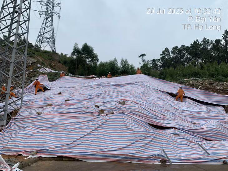 Xí nghiệp Lưới điện cao thế (Công ty Điện lực Quảng Ninh) che phủ bạt vị trí xung yếu, giảm nguy cơ sạt lở khu vực Trạm biến áp 110kV Yên Cư.