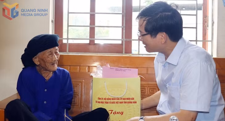 Đồng chí Vũ Quyết Tiến, Phó Bí thư Tỉnh ủy, thăm, động viên Mẹ Việt Nam anh hùng Hoàng Thị Nghi, khu 10, phường Uông Bí.