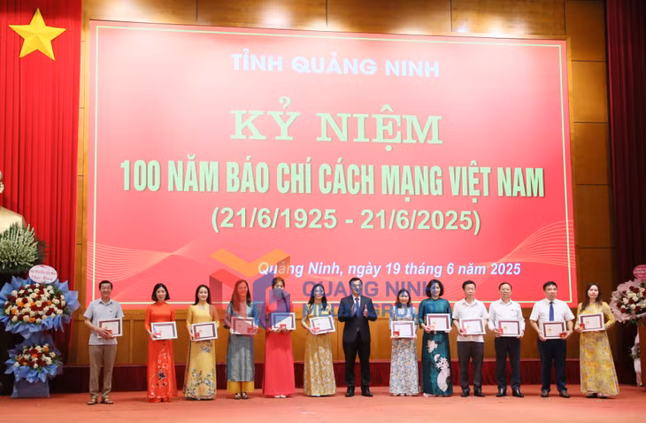 Các hội viên tiêu biểu Hội Nhà báo tỉnh nhận Kỷ niệm chương "Vì sự nghiệp báo chí Việt Nam" của Hội Nhà báo Việt Nam (7-2025). Ảnh: Minh Hà