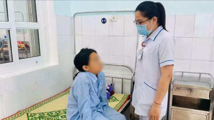 Cháu bé Bùi Thị N.Q bị con khỉ đuôi lợn tấn công phải nhập viện thăm khám, điều trị.