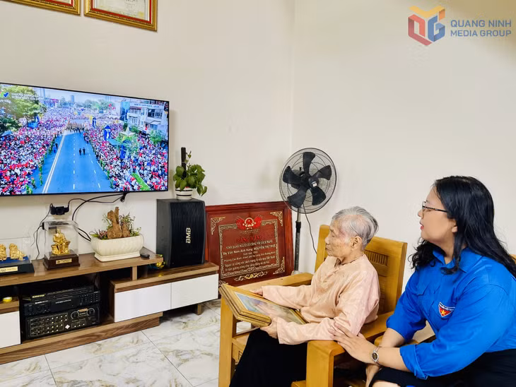 Mẹ Việt Nam Anh hùng Nguyễn Thị Thực (93 tuổi, phường Cao Xanh) có 2 người con hy sinh trong kháng chiến chống Mỹ.