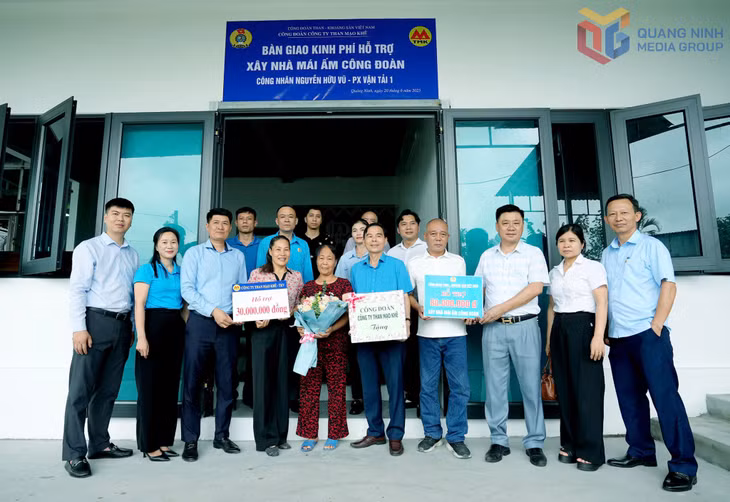 Lãnh đạo Công đoàn và Công ty Than Mạo Khê trao hỗ trợ xây Mái ấm công đoàn cho anh Nguyễn Hữu Vũ, công nhân Phân xưởng Vận tải 1.