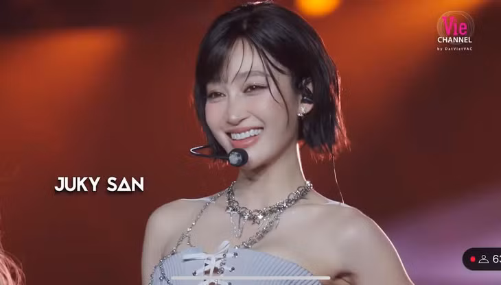 Juky San trên sân khấu “Em xinh say hi“. Ảnh: VieOn