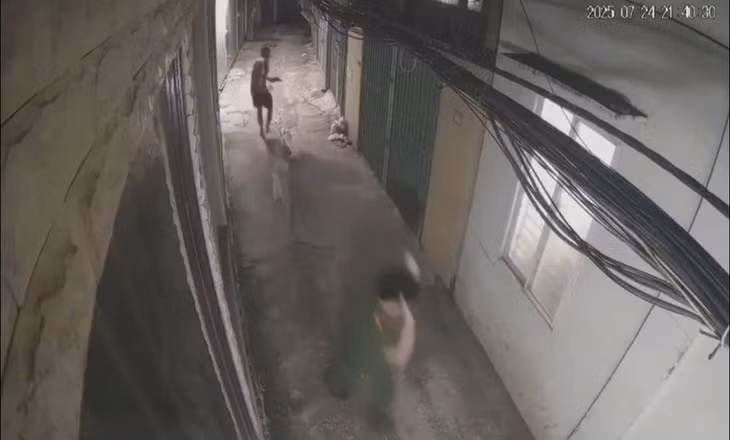 Người đàn ông nổ súng khi bị cảnh sát kiểm tra hành chính. Ảnh cắt từ video.