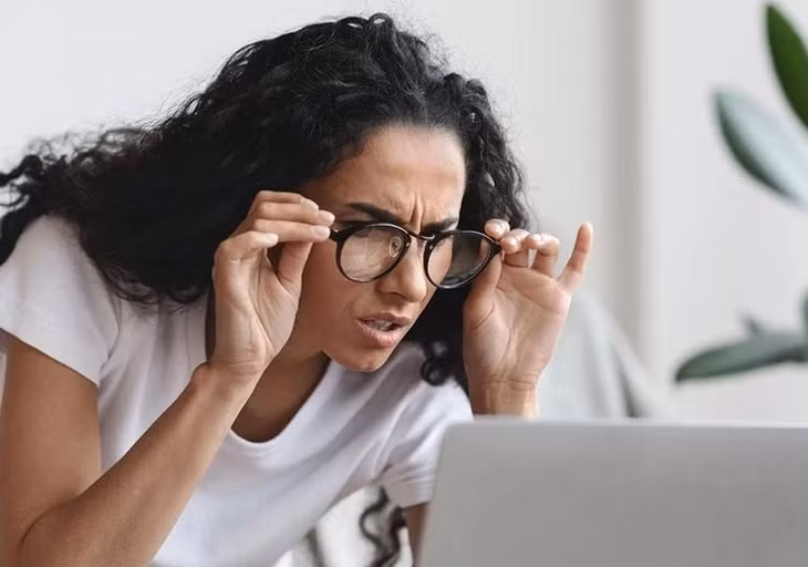 Sử dụng sai loại kính mắt cho cận thị, viễn thị hoặc loạn thị cũng là nguyên nhân khiến bạn dễ bị mỏi mắt. Ảnh: NDTV.