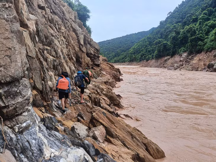 Lãnh đạo UBND xã Mỹ Lý cho biết, sau lũ đêm 22/7, đường sá, cầu cống hư hỏng nặng khiến nhiều bản, trong đó có bản Cha Nga, bị chia cắt, giao thông lên bản này hiện đã tê liệt hoàn toàn.