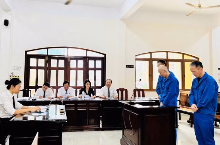 Các bị cáo tại phiên sơ thẩm. Ảnh: VNE
