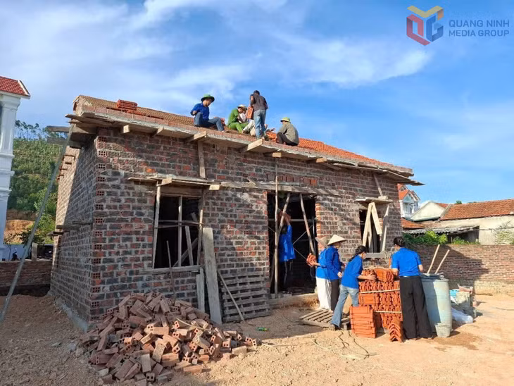 Đoàn Thanh niên và Công an phường Hiệp Hòa hỗ trợ xây dựng nhà cho hộ anh Đinh Văn Tư (khu Sông Khoai 2, phường Hiệp Hoà).