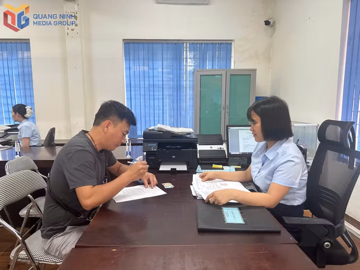 Cán bộ Trung tâm phục vụ hành chính công phường Uông Bí giải quyết thủ tục hành chính của người dân.