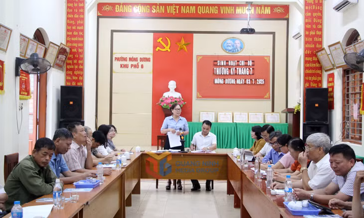 Quang cảnh buổi sinh hoạt chi bộ khu phố 6, phường Mông Dương.