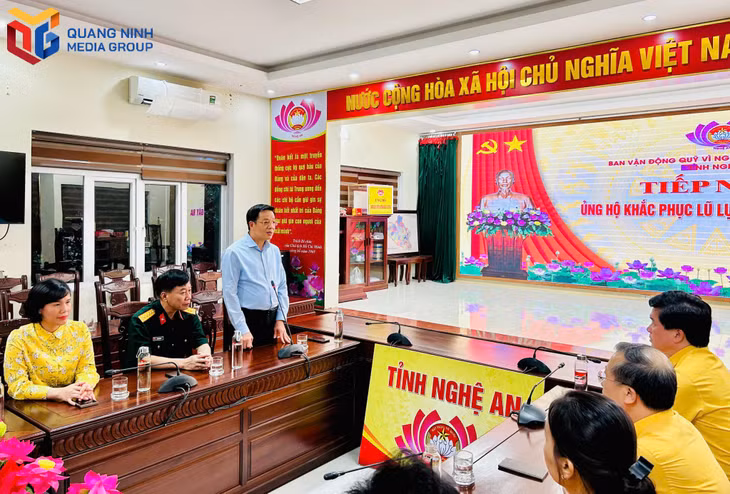 Đại diện Đoàn công tác tỉnh Quảng Ninh chia sẻ những thiệt hại với nhân dân tỉnh Nghệ An. 