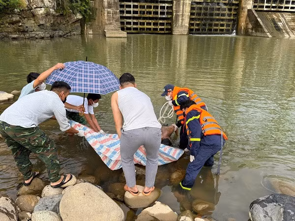 Sau gần hai ngày tìm kiếm, đến sáng 19/7, thi thể nạn nhân đã được tìm thấy. Ảnh: Công an tỉnh Lai Châu.