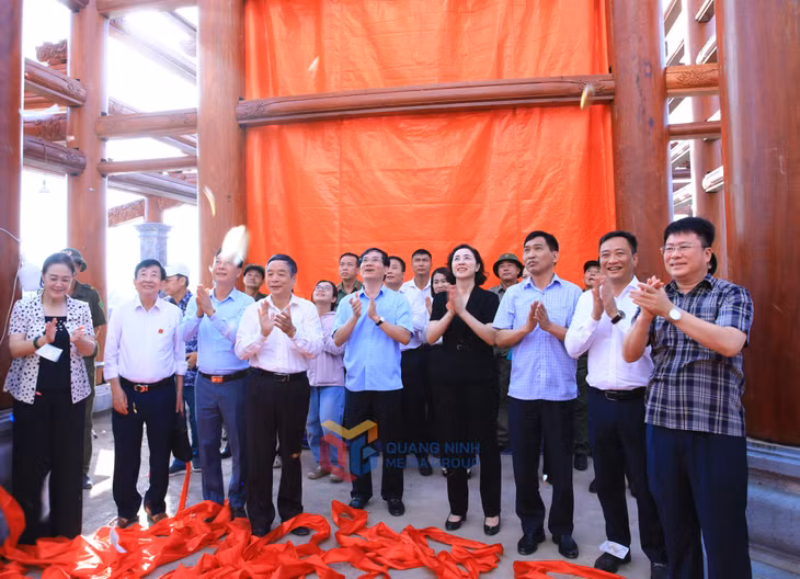 Đồng chí Vũ Quyết Tiến, Phó Bí thư Tỉnh ủy Quảng Ninh cùng lãnh đạo các sở, ban, ngành, chính quyền địa phương thực hiện nghi thức lễ Cất nóc nhà Đại Bái, Hậu cung.