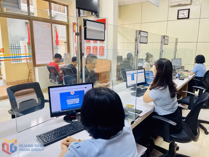 Người dân đến giải quyết thủ tục hành chính tại Trung tâm Phục vụ hành chính công phường Hà Lầm.