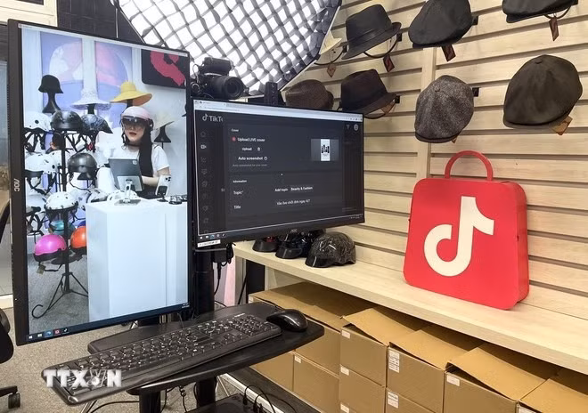 Tiktok Shop là một trong những nền tảng có tốc độ tăng trưởng mạnh, nâng thị phần lên 35% trong tổng doanh thu thương mại điện tử trong nửa đầu năm 2025. Ảnh: Hương Giang/TTXVN.