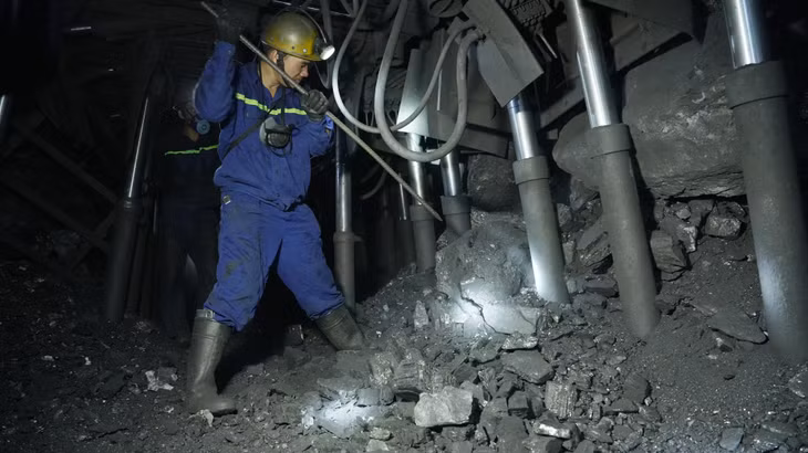 Dưới lòng đất sâu hun hút, mỗi ca làm việc của anh kéo dài suốt 8 tiếng đồng hồ. Trong điều kiện nhiệt độ cao, không khí ngột ngạt, địa chất phức tạp và tiềm ẩn nhiều nguy cơ. Tinh thần sẵn sàng, ý chí kiên cường là "lá chắn" vững chắc giúp những người thợ lò như anh vững vàng bám trụ, giữ dòng than chảy mãi cho Tổ quốc.