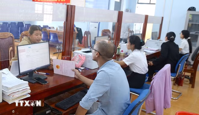 Người dân đến làm các thủ tục hành chính trong ngày 1/7 tại Trung tâm phục vụ hành chính công xã Đức Cơ, tỉnh Gia Lai. (Ảnh: Quang Thái/TTXVN)
